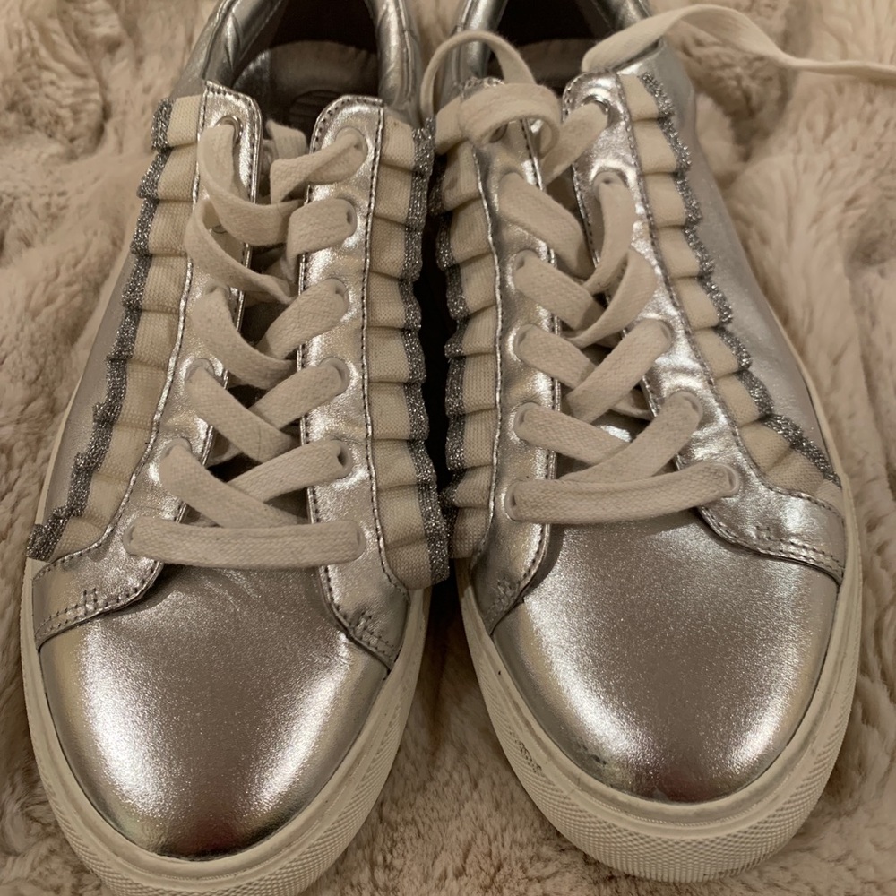 Tory Burch Sport Ruffle Metallic Low-Top sneakers!